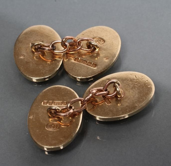 A PAIR OF 9CT GOLD OVAL CUFFLINKS with engine turning Image