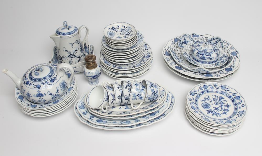 A MATCHED AND COMPOSITE MEISSEN PORCELAIN PART DINNER AND TEA SERVICE Image