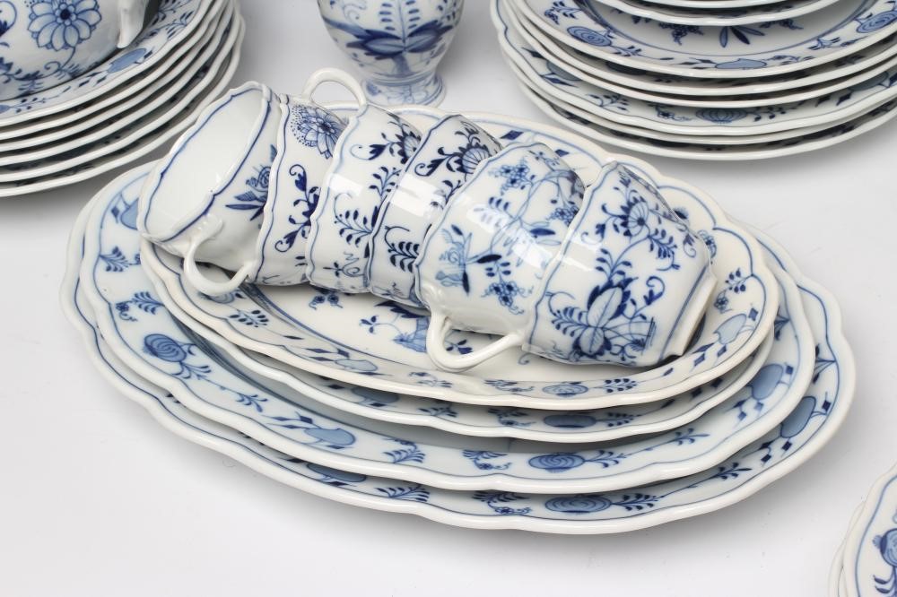 A MATCHED AND COMPOSITE MEISSEN PORCELAIN PART DINNER AND TEA SERVICE Image