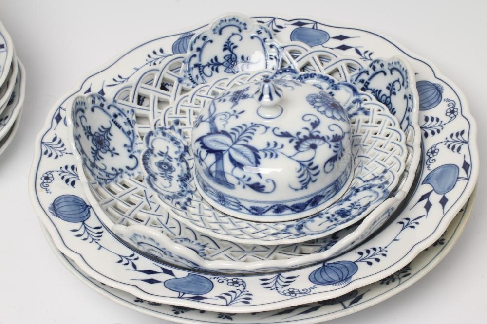A MATCHED AND COMPOSITE MEISSEN PORCELAIN PART DINNER AND TEA SERVICE Image