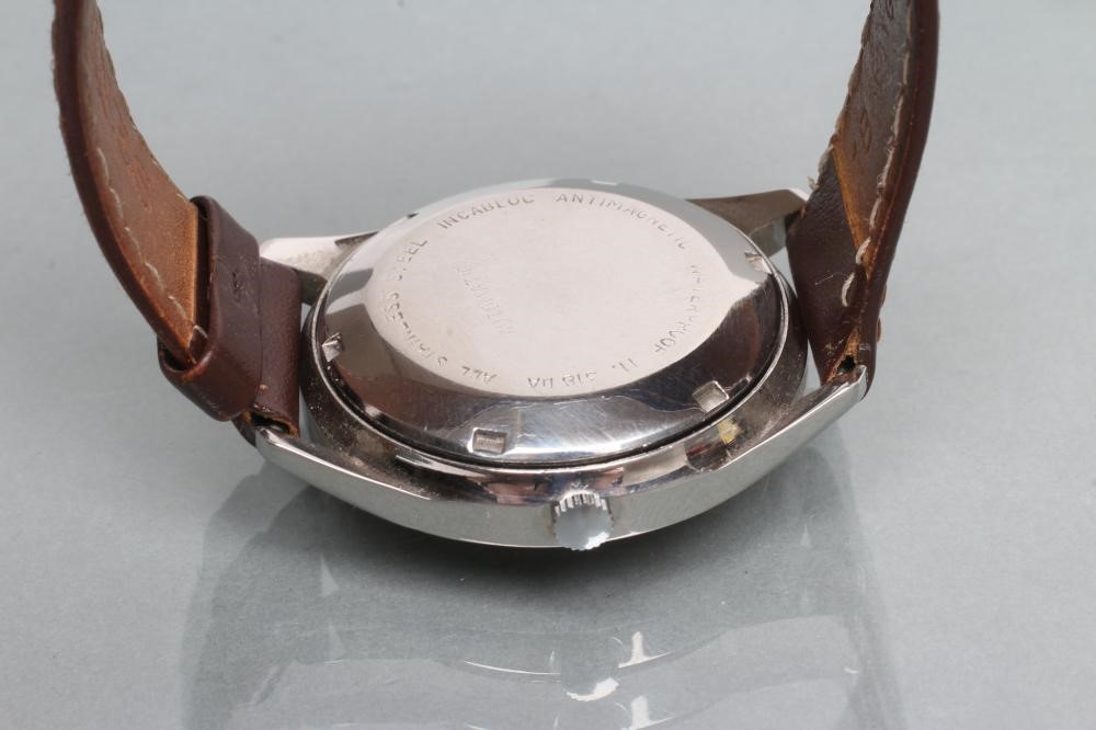 A GENTLEMAN'S LONGINES AUTOMATIC CONQUEST WRISTWATCH Image