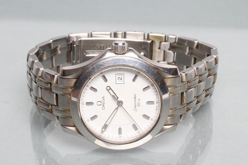 A GENTLEMAN'S OMEGA SEAMASTER WRISTWATCH Image