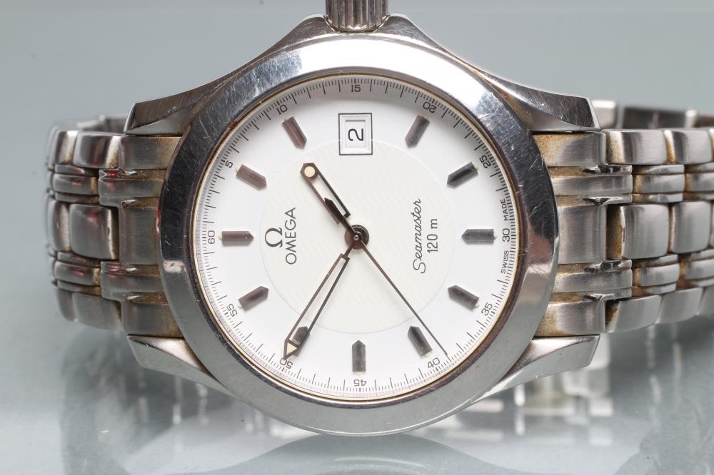 A GENTLEMAN'S OMEGA SEAMASTER WRISTWATCH Image