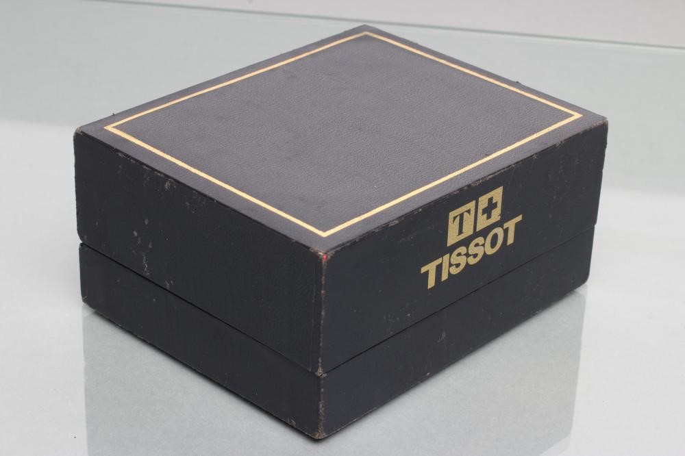 A GENTLEMAN'S 9CT GOLD TISSOT "SAPHIR" WRISTWATCH Image