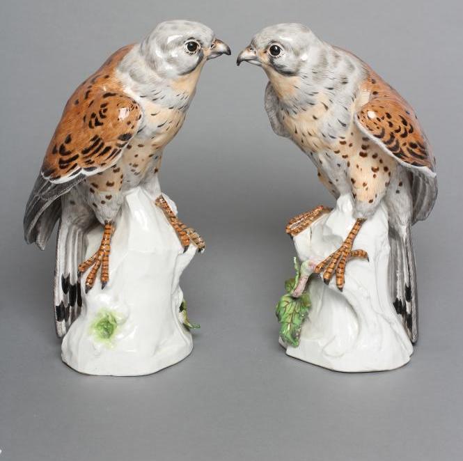 A PAIR OF SAMSON PORCELAIN KESTRELS Image