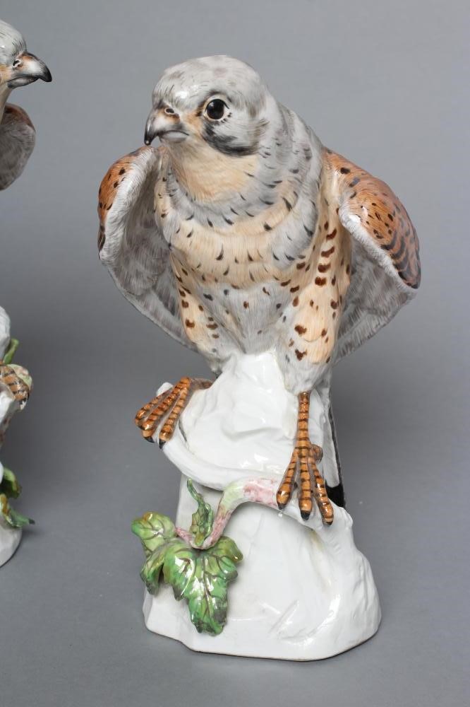 A PAIR OF SAMSON PORCELAIN KESTRELS Image