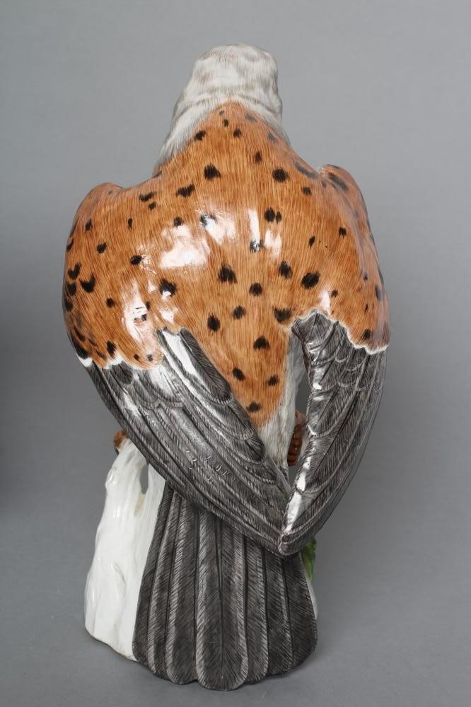 A PAIR OF SAMSON PORCELAIN KESTRELS Image