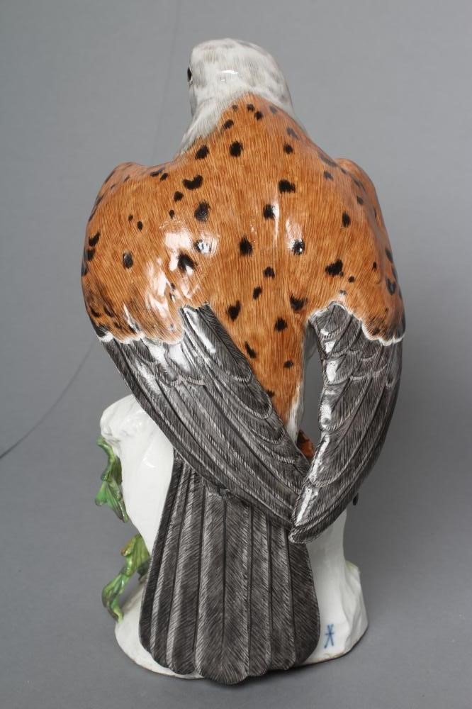 A PAIR OF SAMSON PORCELAIN KESTRELS Image