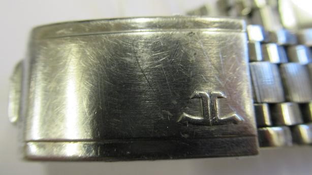 A GENTLEMAN'S JAEGER-LECOULTRE AUTOMATIC WRISTWATCH Image