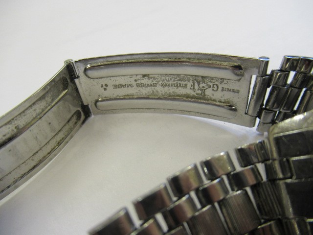 A GENTLEMAN'S JAEGER-LECOULTRE AUTOMATIC WRISTWATCH Image