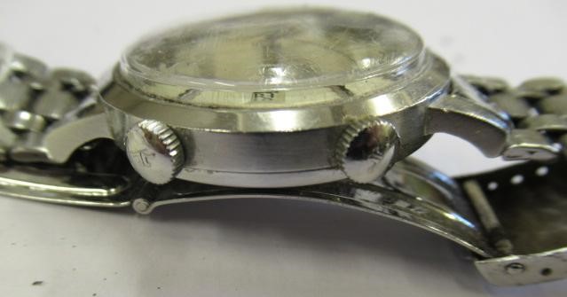 A GENTLEMAN'S JAEGER-LECOULTRE AUTOMATIC WRISTWATCH Image