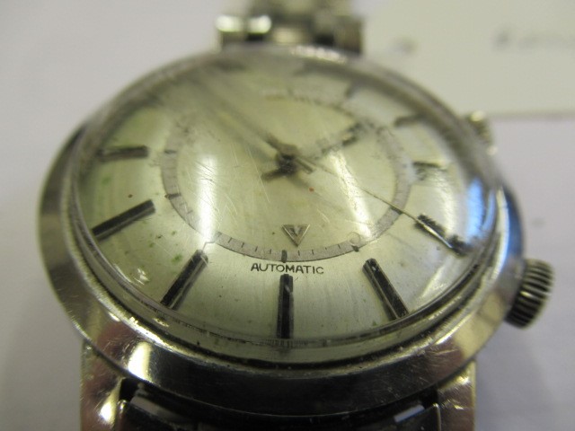 A GENTLEMAN'S JAEGER-LECOULTRE AUTOMATIC WRISTWATCH Image