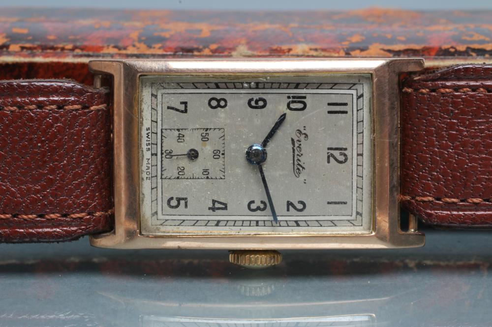A GENTLEMAN'S ART DECO 9CT GOLD EVERITE WRISTWATCH Image