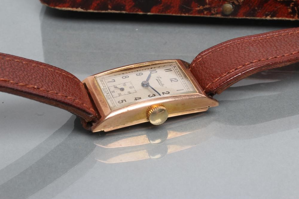A GENTLEMAN'S ART DECO 9CT GOLD EVERITE WRISTWATCH Image