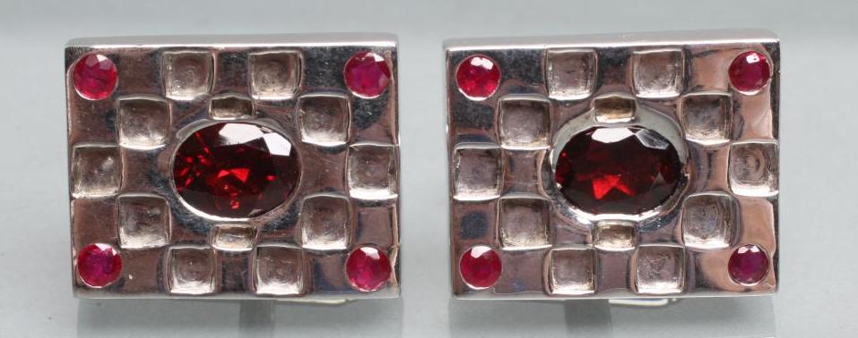 A PAIR OF LARGE CUFFLINKS Image