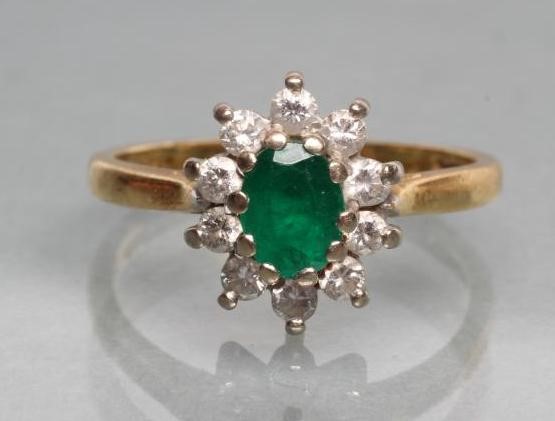 AN EMERALD AND DIAMOND CLUSTER RING Image