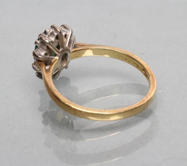 AN EMERALD AND DIAMOND CLUSTER RING Image