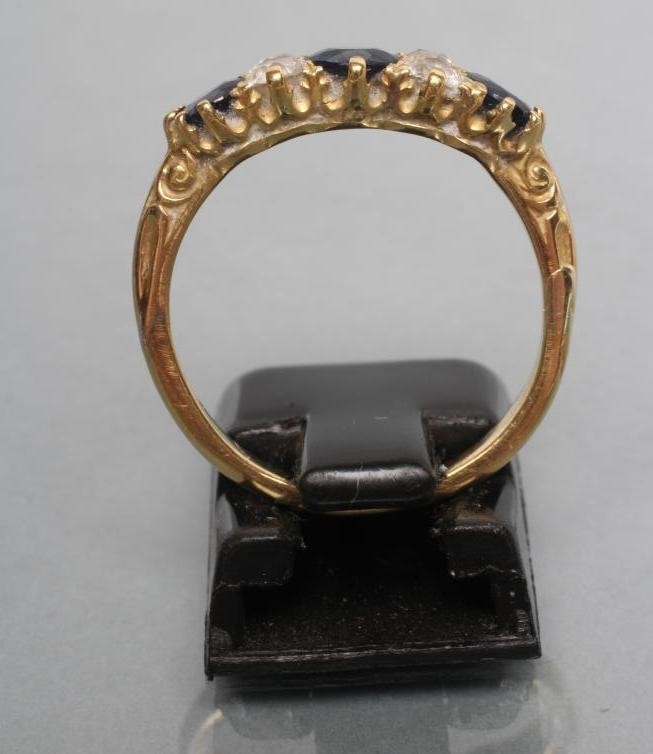A SAPPHIRE AND DIAMOND RING Image