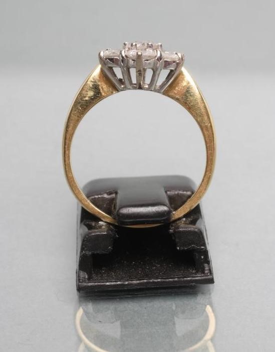 A SEVEN STONE DIAMOND CLUSTER RING Image