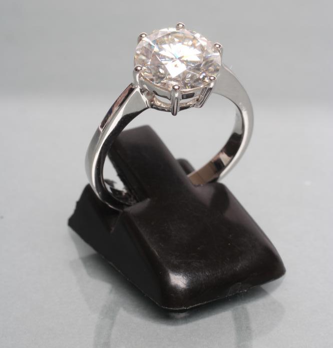 A MOISSANITE SOLITAIRE RING Image