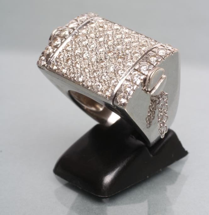 A GENTLEMAN'S DIAMOND "REVERSO" RING Image