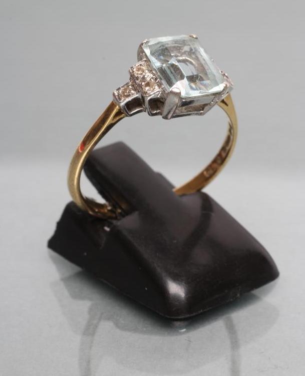 AN ART DECO STYLE AQUAMARINE AND DIAMOND DRESS RING Image