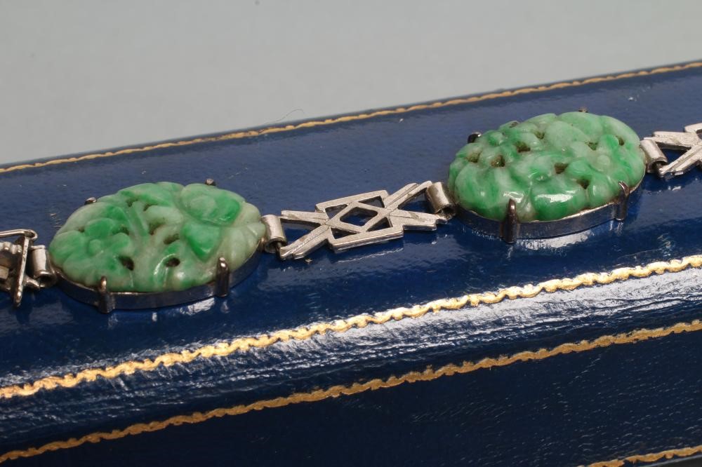 AN ART DECO JADE BRACELET Image