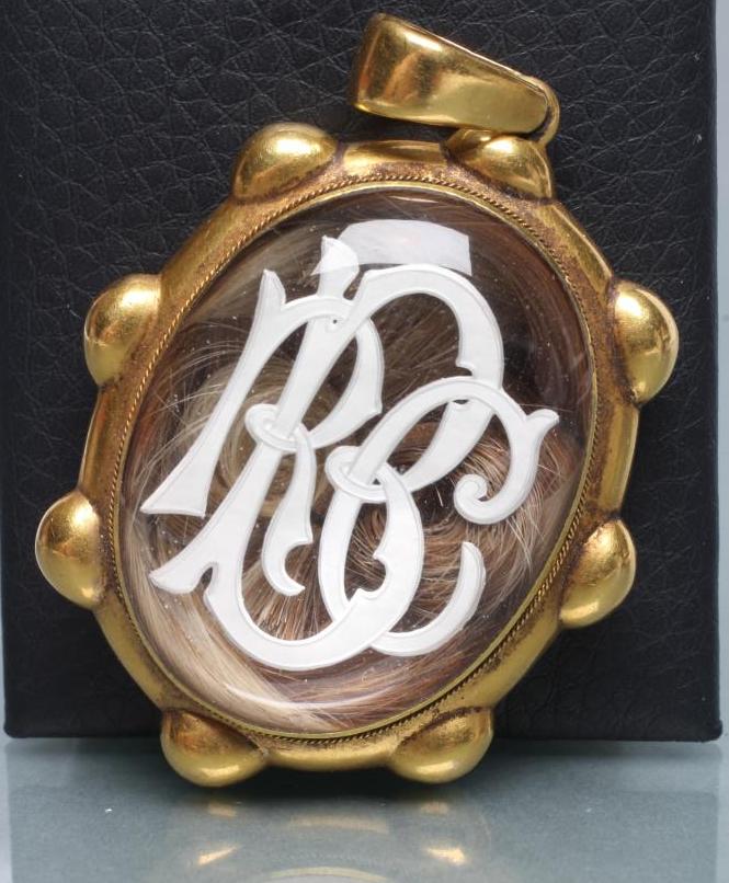 A VICTORIAN MOURNING PENDANT Image