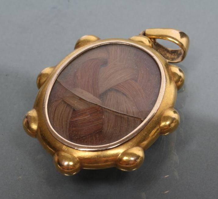 A VICTORIAN MOURNING PENDANT Image