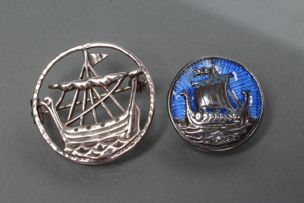 AN ALEXANDER RITCHIE IONA SILVER AND ENAMEL BROOCH Image