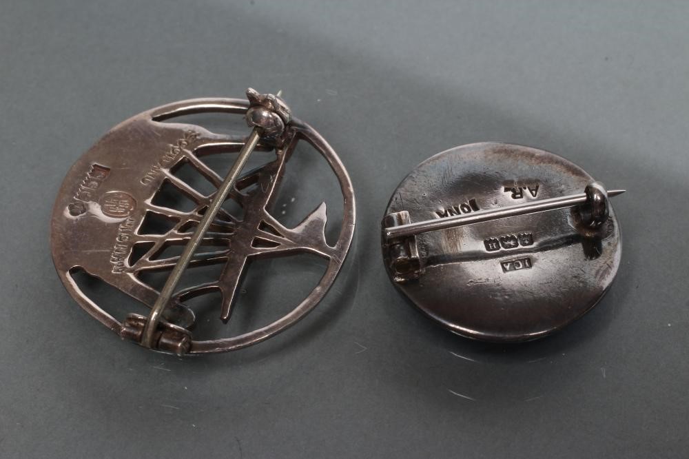 AN ALEXANDER RITCHIE IONA SILVER AND ENAMEL BROOCH Image