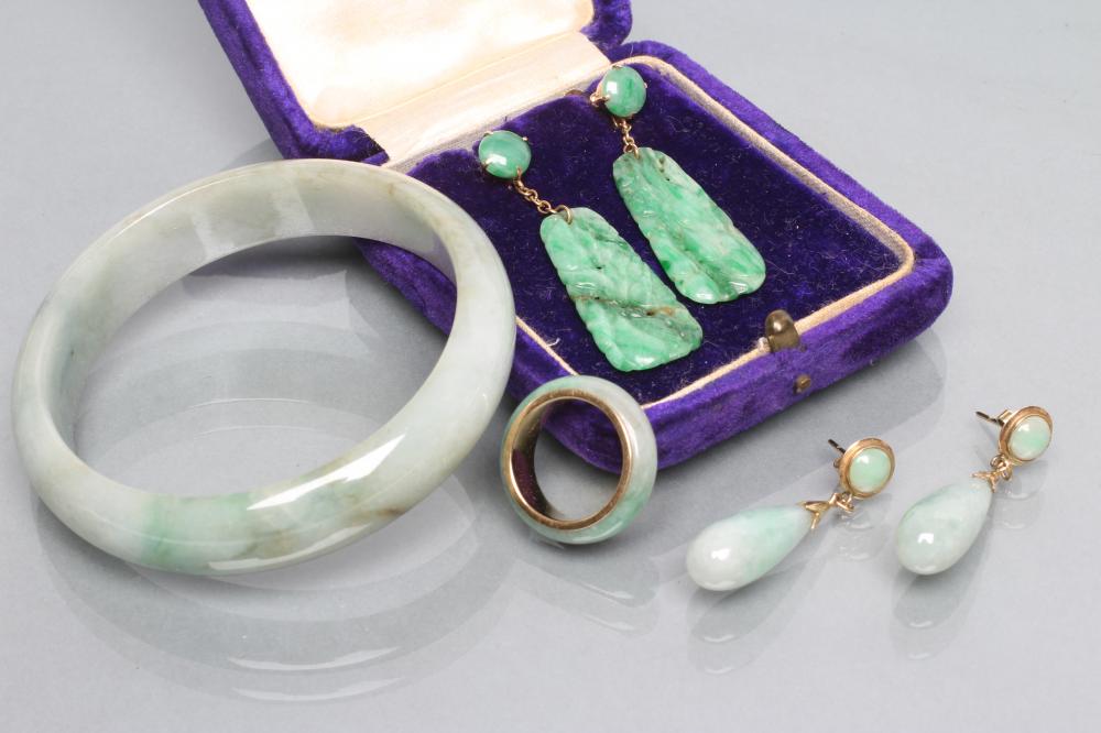 A PAIR OF CHINESE JADE(?) PENDANT EARRINGS Image