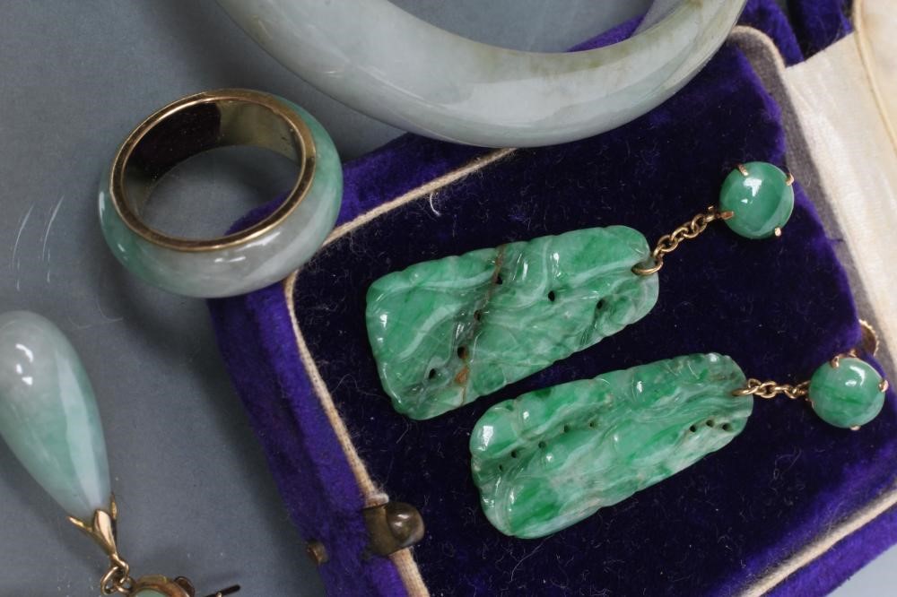 A PAIR OF CHINESE JADE(?) PENDANT EARRINGS Image