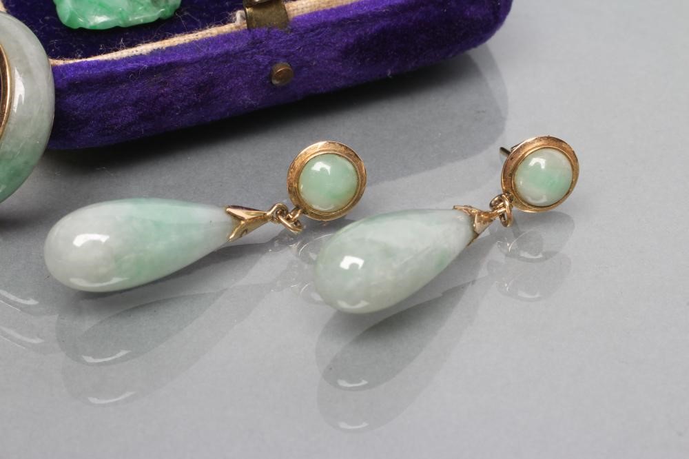 A PAIR OF CHINESE JADE(?) PENDANT EARRINGS Image