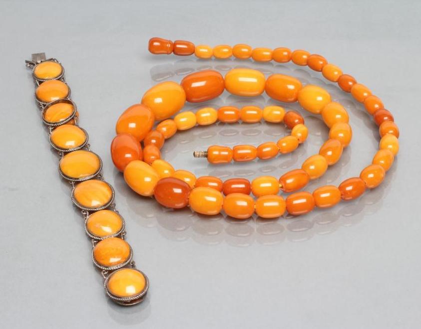 A BUTTERSCOTCH AMBER BEAD NECKLACE Image