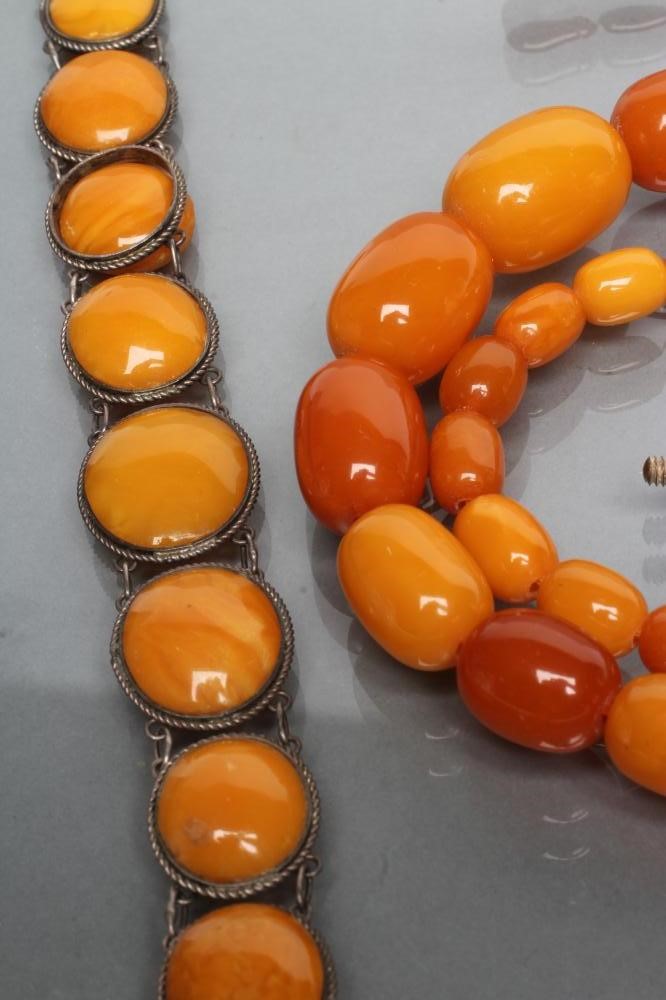 A BUTTERSCOTCH AMBER BEAD NECKLACE Image