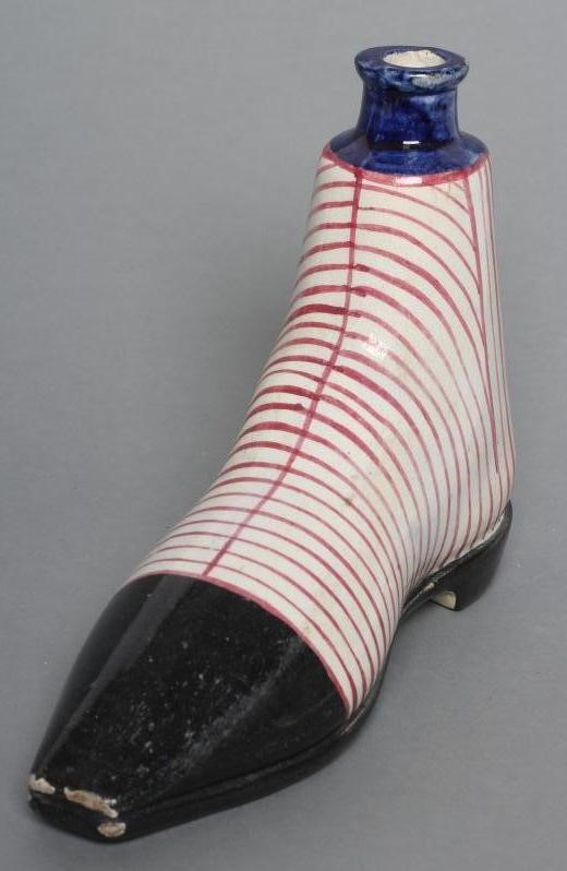 A SCOTTISH PEARLWARE NOVELTY SPIRIT FLASK Image