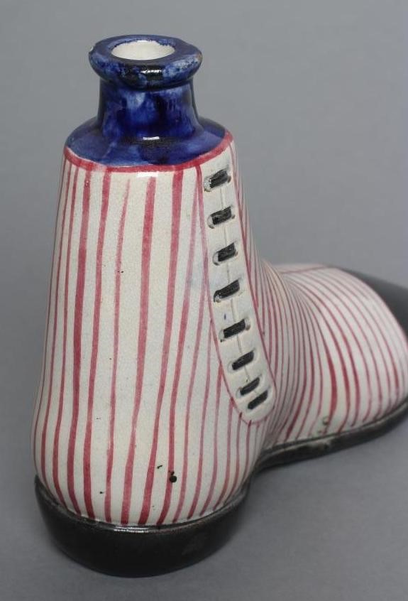 A SCOTTISH PEARLWARE NOVELTY SPIRIT FLASK Image