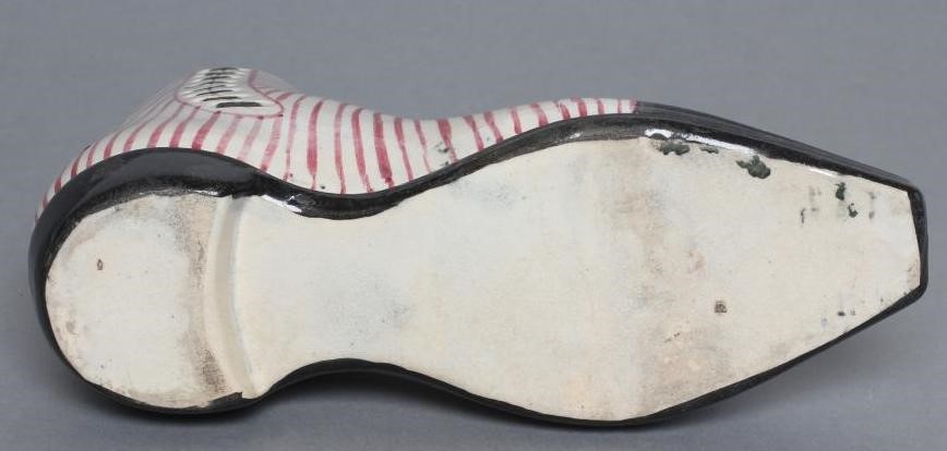 A SCOTTISH PEARLWARE NOVELTY SPIRIT FLASK Image