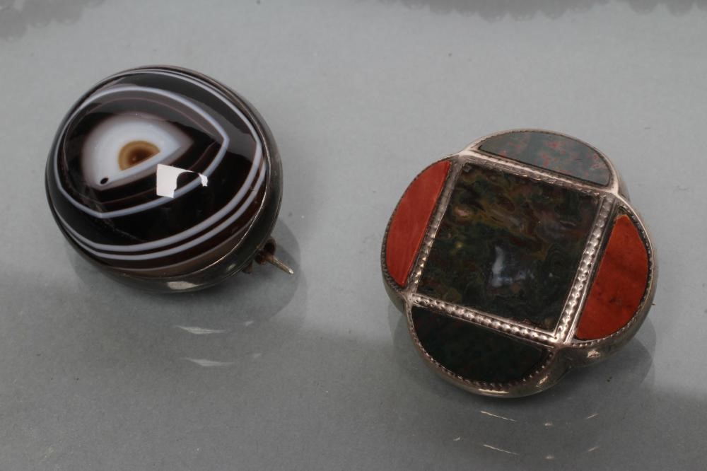 A DOUBLE STRING OF POLISHED GARNET BEADS Image