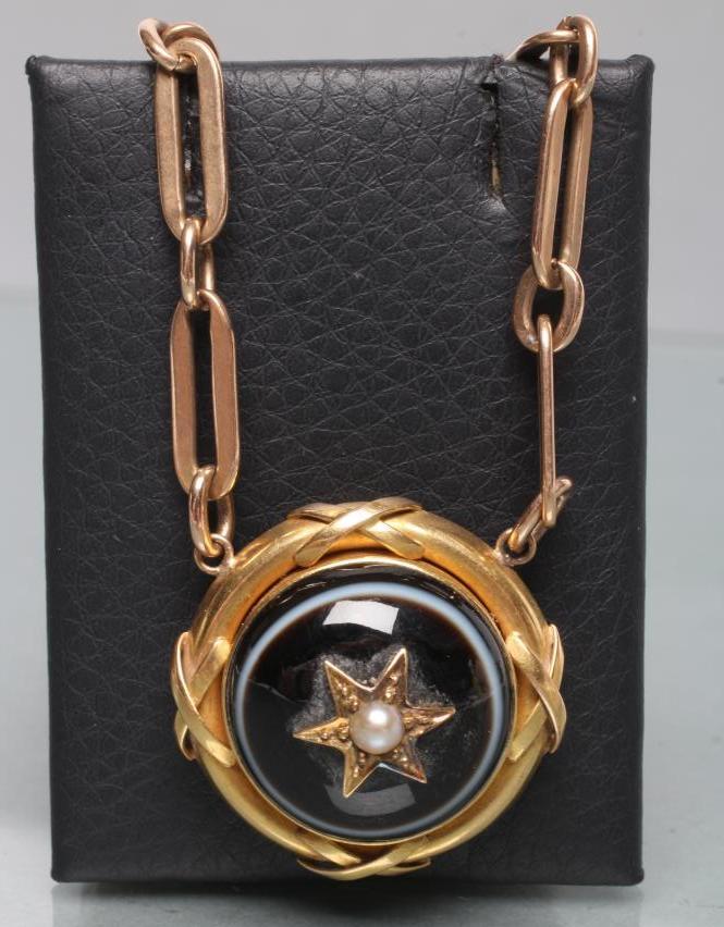 A VICTORIAN MOURNING PENDANT Image