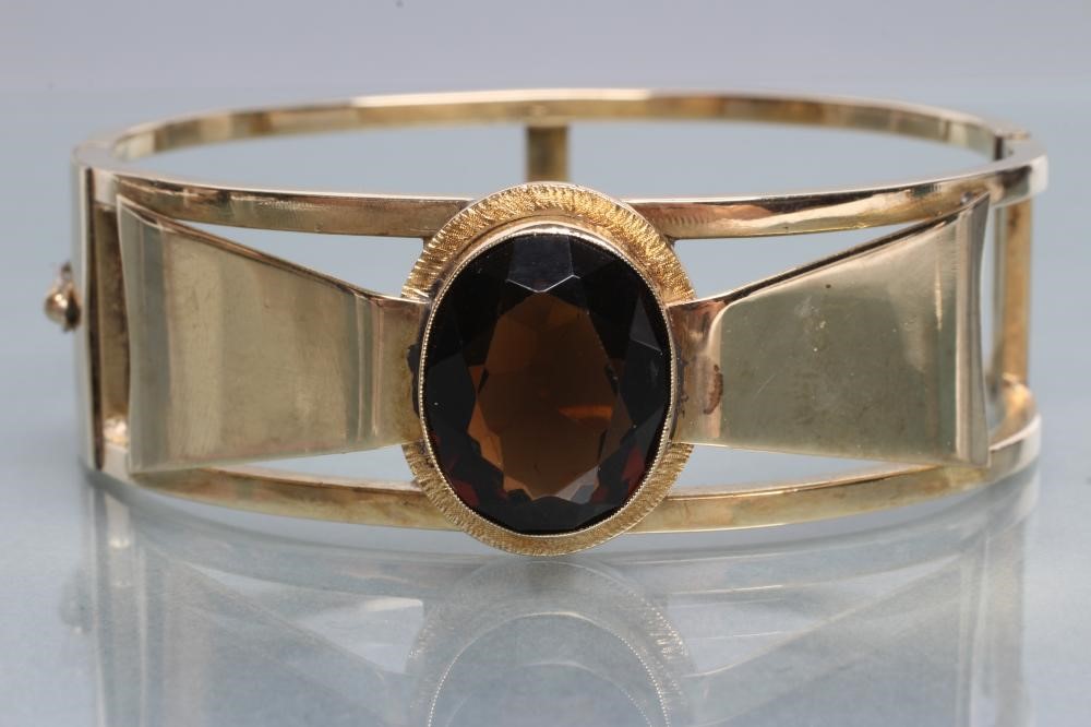 AN AUSTRIAN SMOKEY QUARTZ STIFF HINGED BANGLE Image