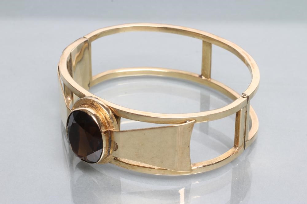 AN AUSTRIAN SMOKEY QUARTZ STIFF HINGED BANGLE Image
