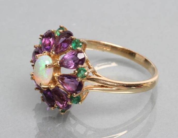 A GEM SET FLOWERHEAD COCKTAIL RING Image