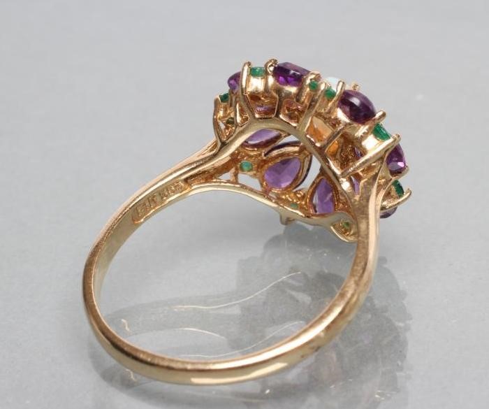 A GEM SET FLOWERHEAD COCKTAIL RING Image