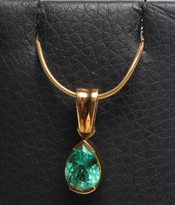AN EMERALD PENDANT Image