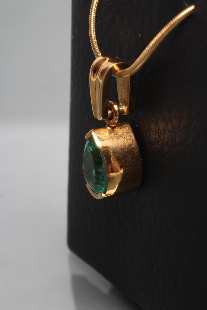 AN EMERALD PENDANT Image
