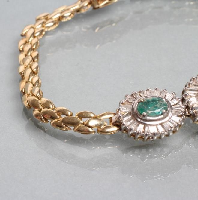 AN EMERALD AND DIAMOND BRACELET Image