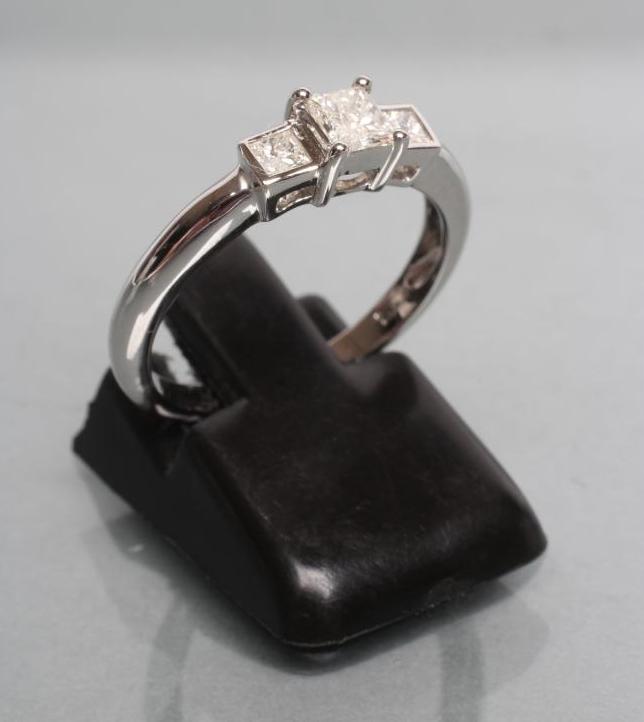 A THREE STONE DIAMOND RING Image