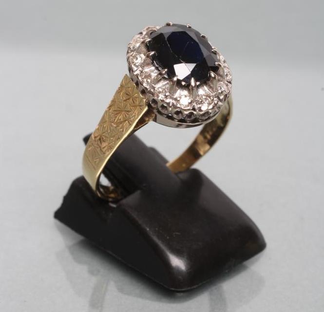 A SAPPHIRE AND DIAMOND CLUSTER RING Image